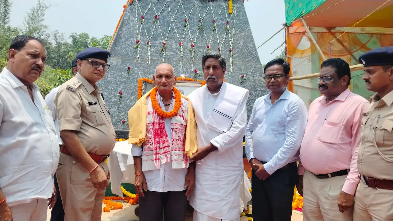 अंग वस्त्र प्रदान करते सच्चिदानंद एवं मौके पर मौजूद पदाधिकारी