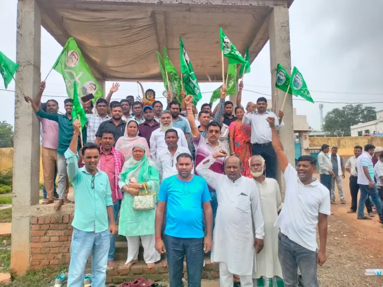 श्रद्धांजलि कार्यक्रम के दौरान मौजूद झामुमो एवं कांग्रेस के कार्यकर्ता व अन्य