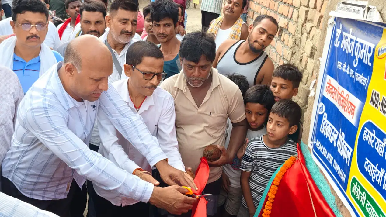 शिलान्यास करते विधायक एमटी राजा व मौजूद लोग