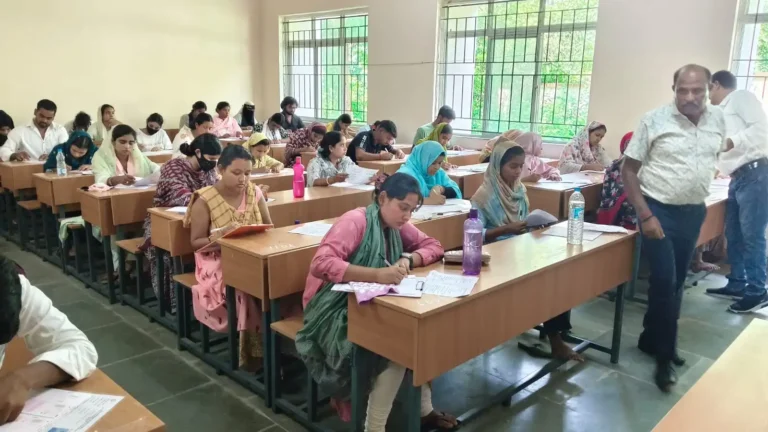 मॉडल कॉलेज राजमहल स्थित परीक्षा केंद्र में परीक्षा देते परीक्षार्थी