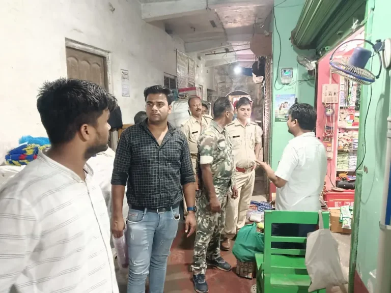 दुकानों एवं प्रतिष्ठानों की जांच करते नगर पंचायत प्रशासन एवं पुलिस