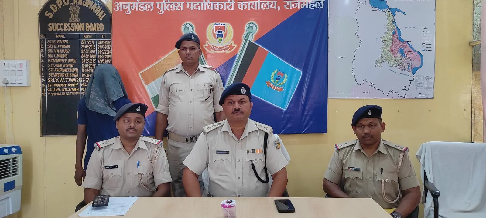 प्रेस वार्ता के दौरान जानकारी देते राजमहल एसडीपीओ, थाना प्रभारी व अन्य