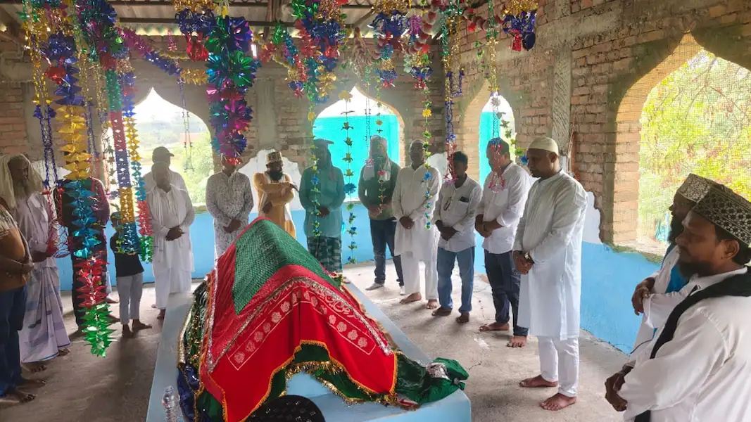 चादरपोसी के दौरान मौजूद विधायक एवं अन्य