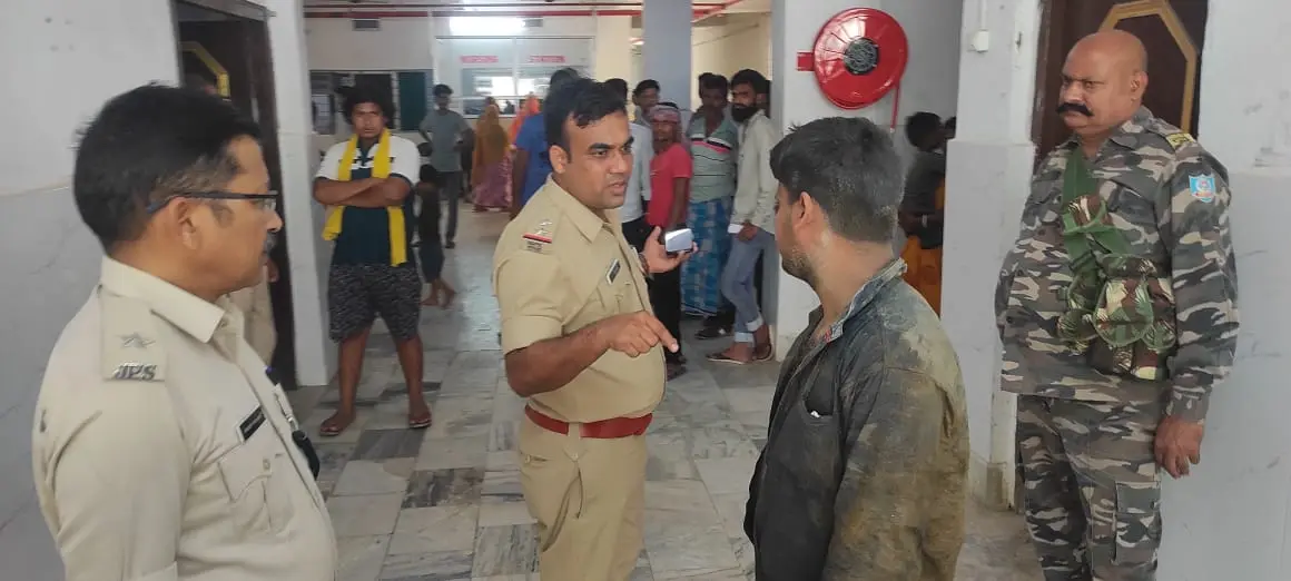 घटना की जानकारी लेते थाना प्रभारी एवं पुलिस इंस्पेक्टर राजमहल