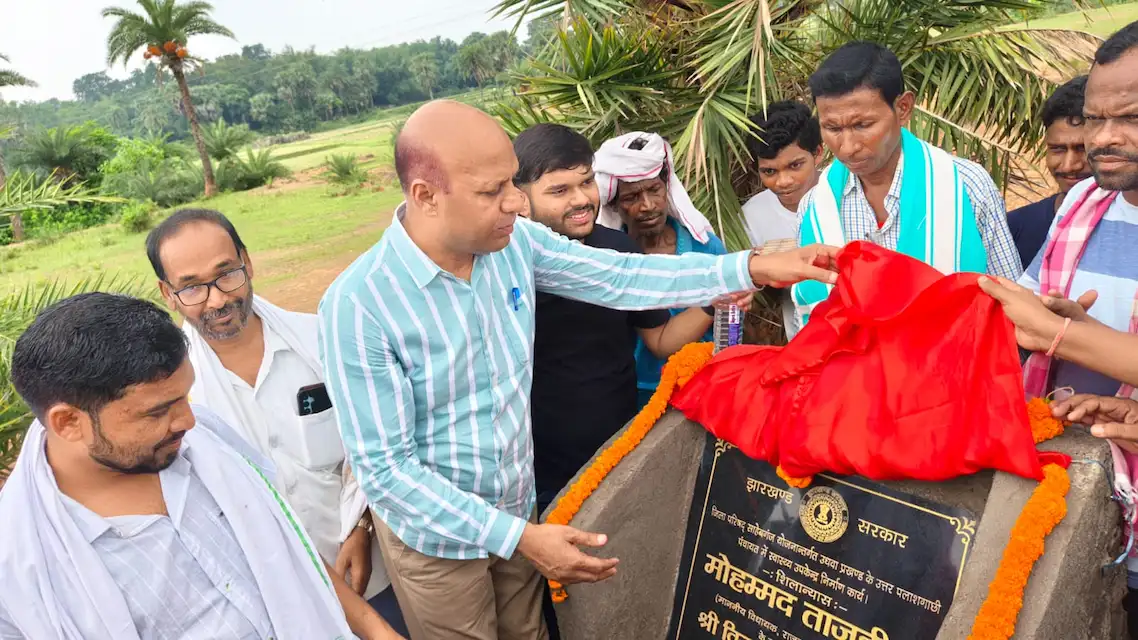 शिलान्यास के दौरान राजमहल विधायक व मौजूद अन्य