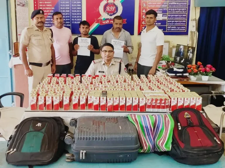 जानकारी देते बरहरवा आरपीएफ इंस्पेक्टर एवं अन्य