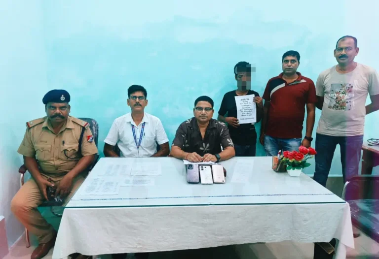 प्रेस वार्ता कर जानकारी देते बरहरवा आरपीएफ इंस्पेक्टर व मौजूद अन्य
