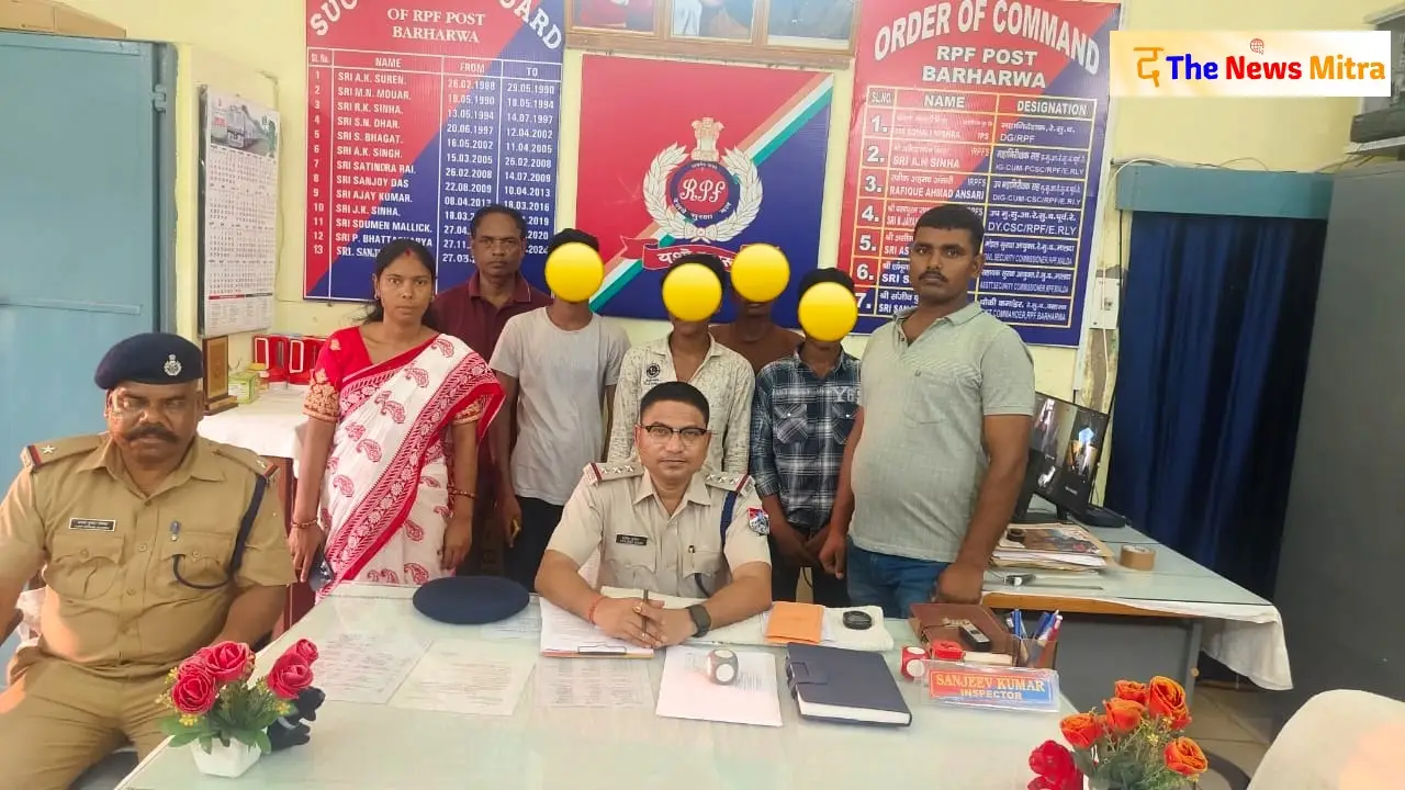 जानकारी देते रेल पुलिस की टीम -rpf barharwa