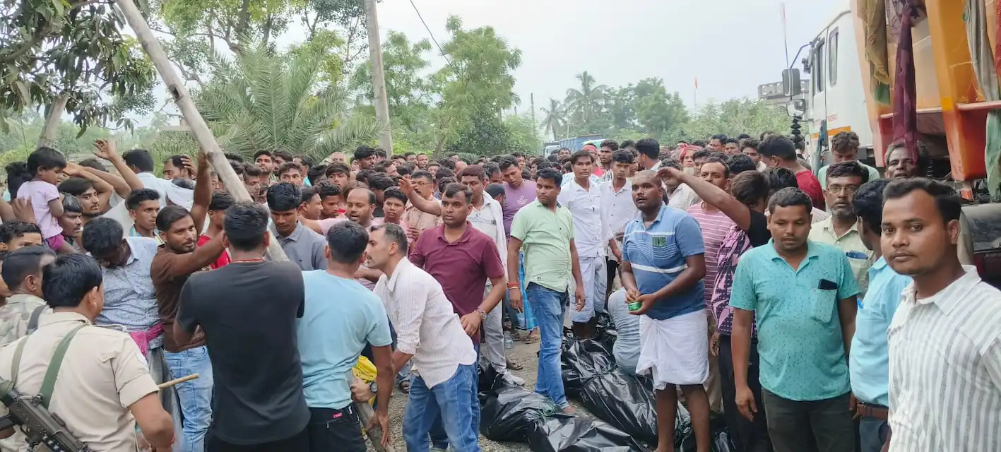 घटनास्थल पर विरोध करते ग्रामीण की तस्वीर