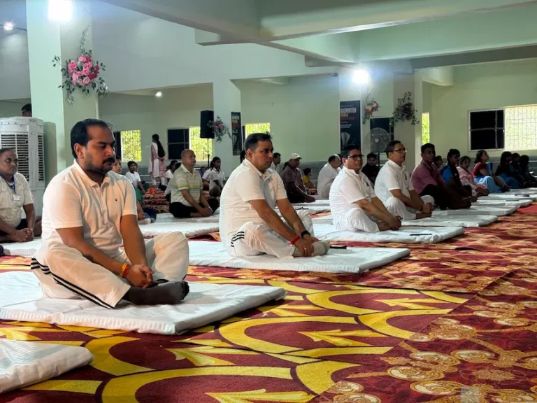 योगाभ्यास करते उपायुक्त एवं एसपी साहिबगंज की तस्वीर