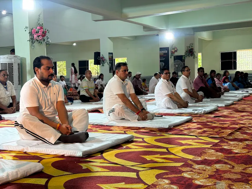 योगाभ्यास करते उपायुक्त एवं एसपी साहिबगंज की तस्वीर