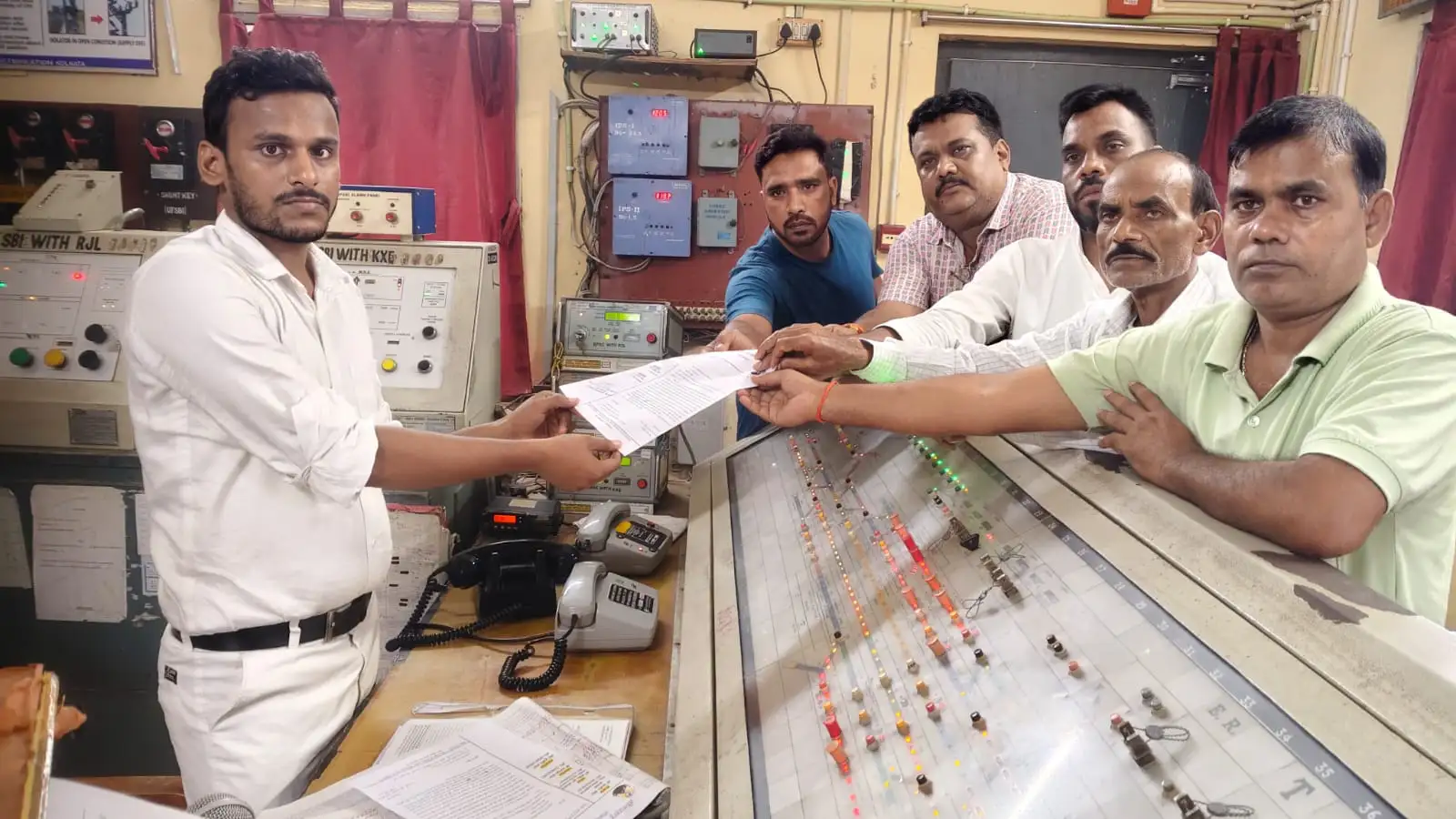 मांग पत्र सौंपते समिति के सदस्य