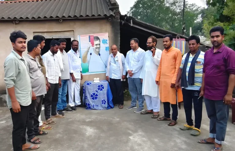 कांग्रेस प्रखंड कार्यालय में केक काटते कार्यकर्ता व अन्य