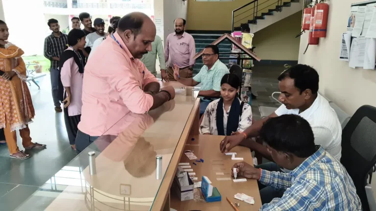 स्वास्थ्य जांच करते स्वास्थ्यकर्मी एवं मौजूद प्राचार्य