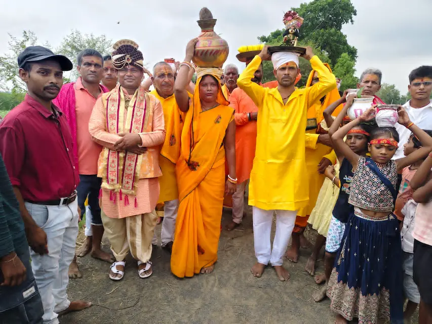 कलशयात्रा के दौरान पुरोहित व अन्य