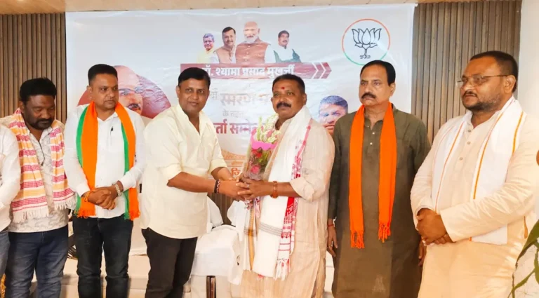 कार्यक्रम के दौरान अतिथि का स्वागत करते जिला अध्यक्ष व मौजूद अन्य