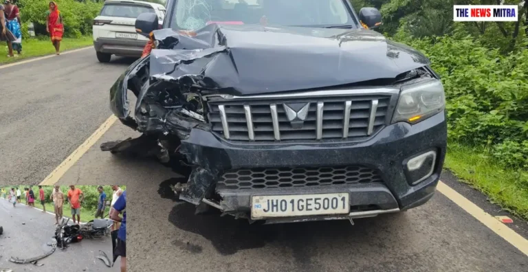 दुर्घटनाग्रस्त वाहन , इनसेट में दुर्घटनाग्रस्त बाइक