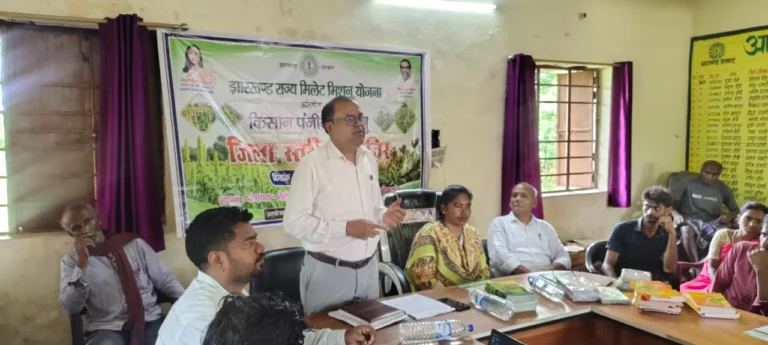 कार्यक्रम में किसानों को जानकारी देते पदाधिकारी एवं मौजूद अन्य