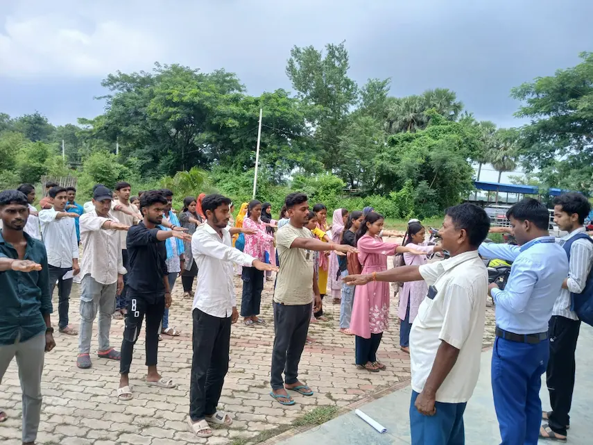 शपथ लेते छात्र-छात्रा व कॉलेज स्टाफ