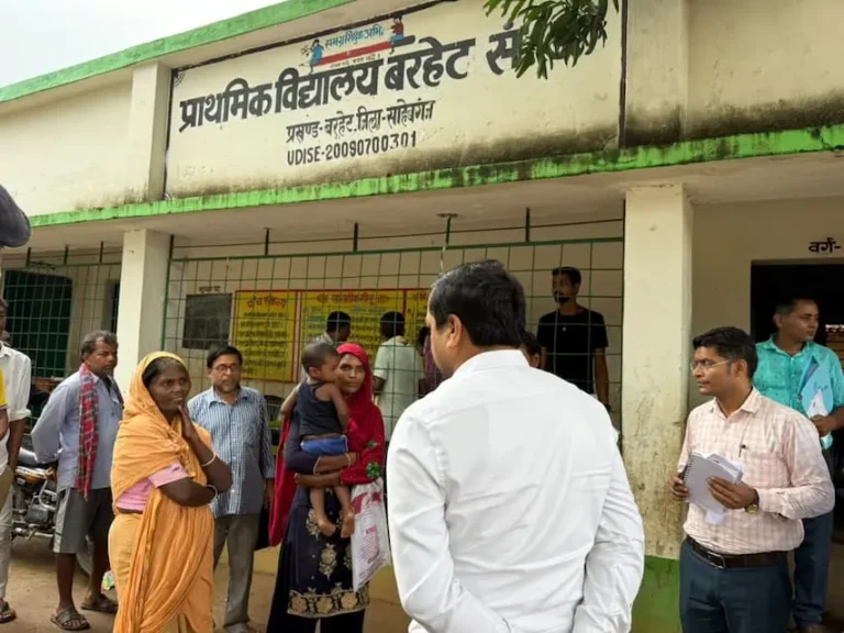 निरिक्षण के दौरान उपायुक्त व अन्य
