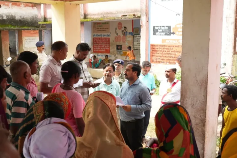 जानकारी लेते उपायुक्त व मौजूद अन्य