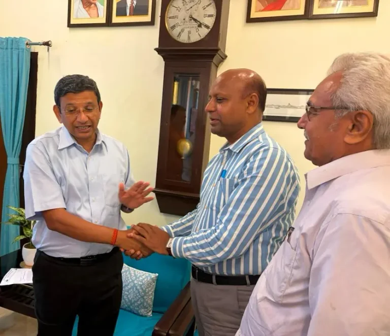 मालदा डीआरएम से मुलाकात करते राजमहल विधायक एवं समिति के सदस्य की तस्वीर