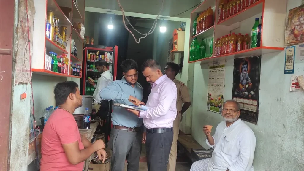 छापामारी के दौरान फूड सेफ्टी विभाग के पदाधिकारी व मौजूद अन्य