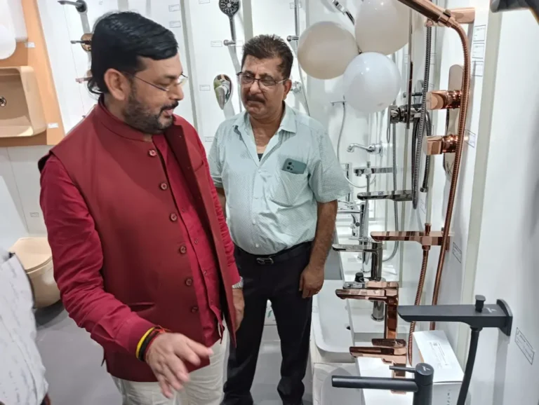कार्यक्रम के दौरान पूर्व विधायक अनंत ओझा व अन्य