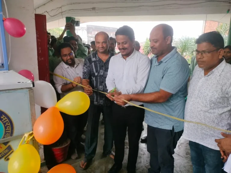 उद्घाटन करते विधायक प्रतिनिधि , पार्षद व अन्य अतिथि