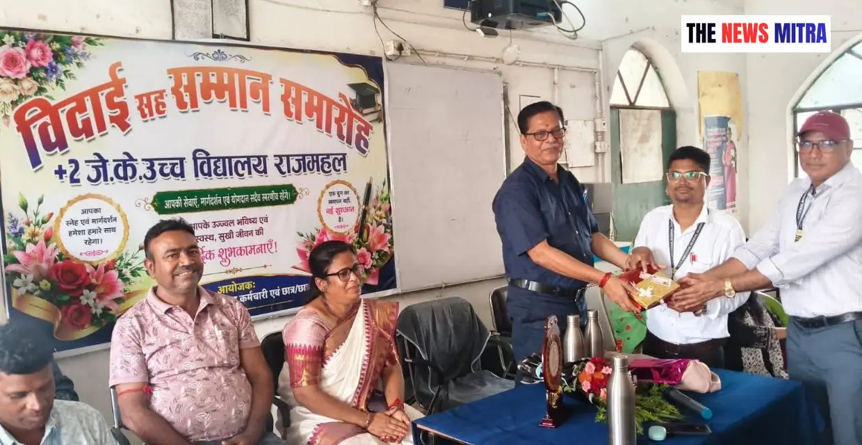 कार्यक्रम के दौरान डॉ दुर्गानन्द झा को उपहार भेंट करते प्रभारी प्राचार्य व मौजूद अन्य