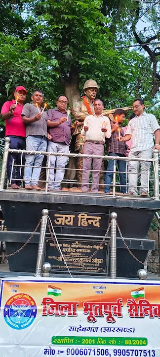 कार्यक्रम के दौरान श्रद्धांजलि अर्पित करते सामाजिक कार्यकर्ता