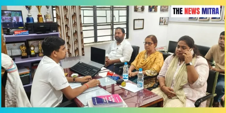 बैठक करते थाना प्रभारी व मौजूद अन्य