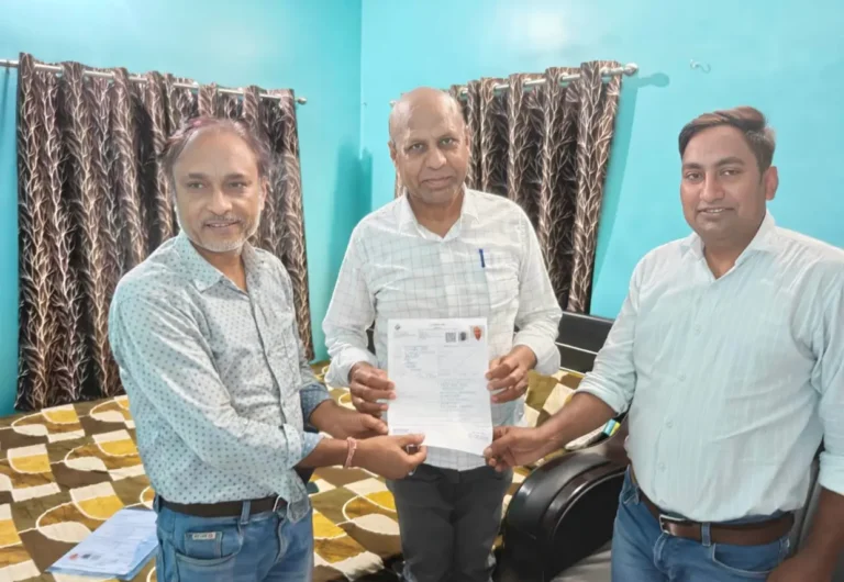 बी एल ओ को फॉर्म जमा करते विधायक एम टी राजा