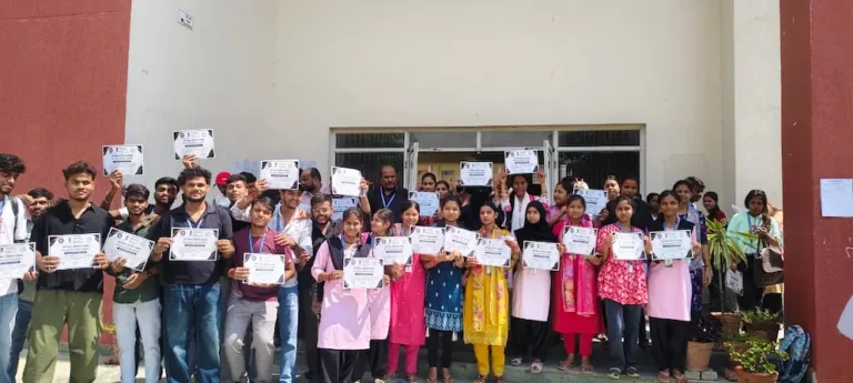 कार्यक्रम के दौरान छात्र-छात्रा व अन्य