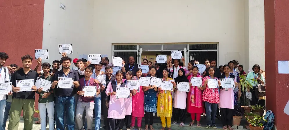 कार्यक्रम के दौरान छात्र-छात्रा व अन्य