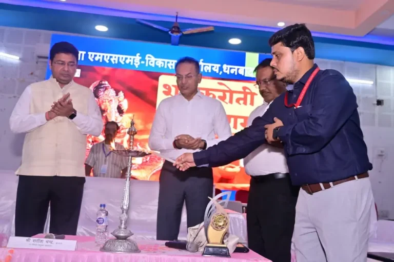 कार्यक्रम का उद्घाटन करते अतिथि