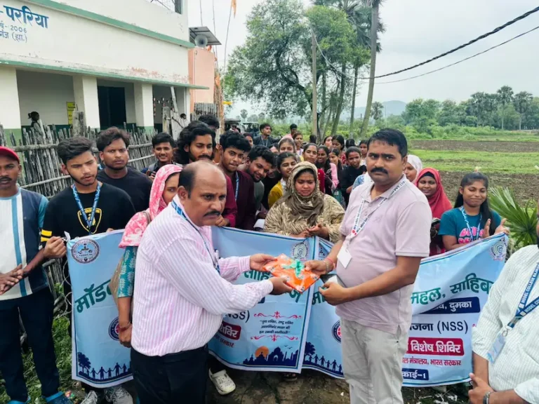 शिविर के समापन में स्वास्थ्य कर्मी को सम्मानित करते डॉ रणजीत सिंह