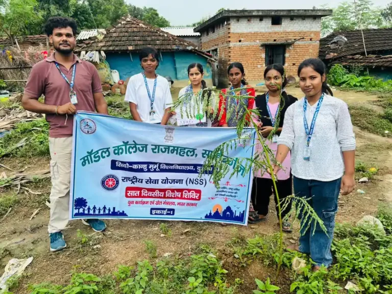 पौधारोपण करते छात्र