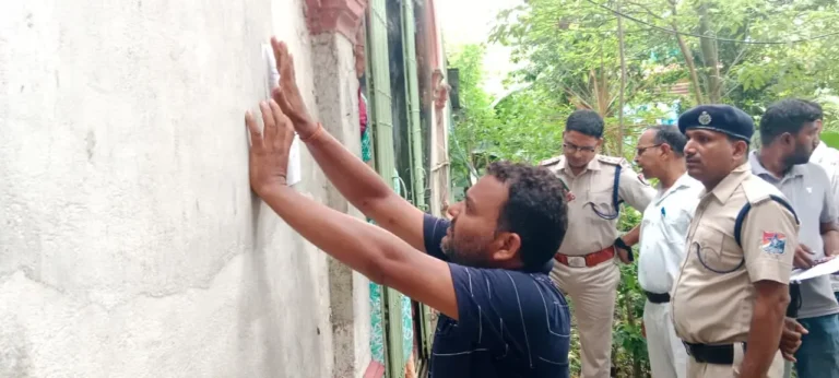 नोटिस चिपकाते रेलकर्मी तथा जानकारी देते आर पी एफ इंस्पेक्टर व अन्य पदाधिकारी