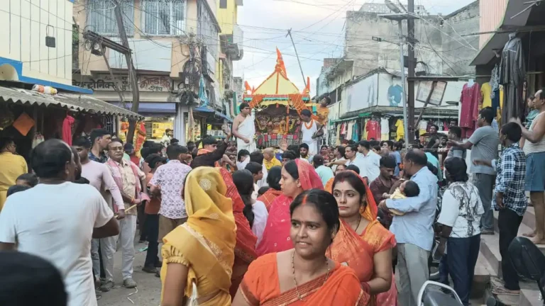 बरहेट में रथयात्रा में शामिल श्रद्धालु