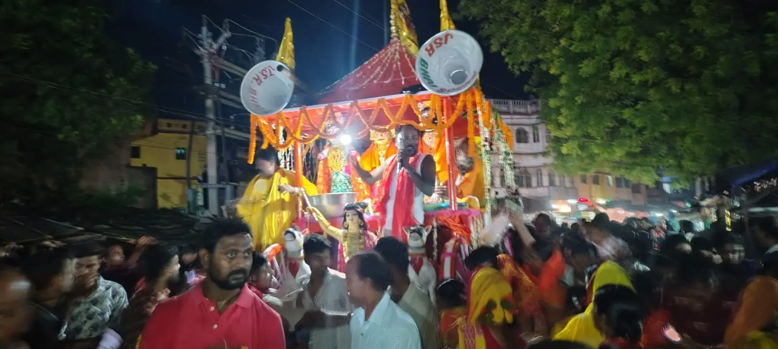 रथ यात्रा में शामिल श्रद्धालु