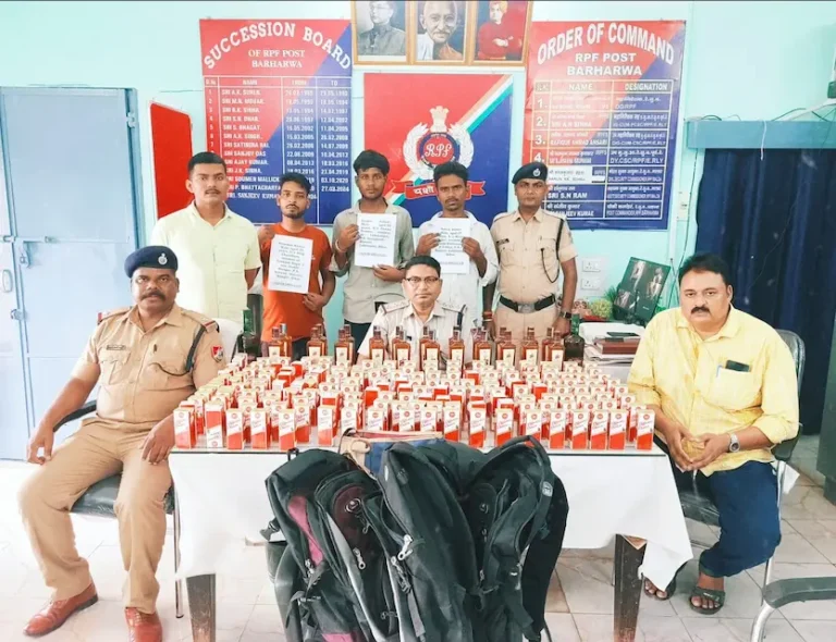 जानकारी देते आर पी एफ इंस्पेक्टर व अन्य