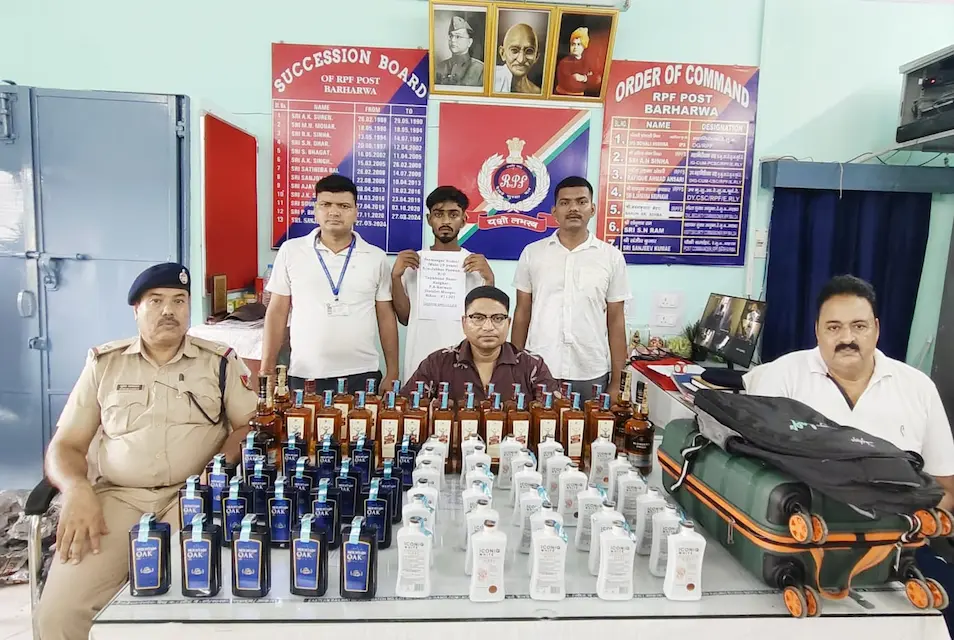 जानकारी देते आर पी एफ इंस्पेक्टर व अन्य