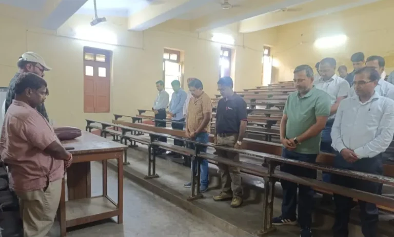 शोकसभा में मौजूद महाविद्यालय के प्राचार्य व अन्य