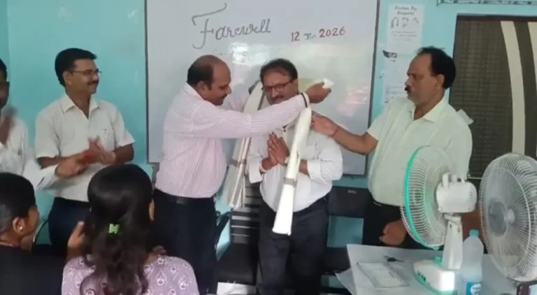 समारोह के दौरान सम्मानित करते डॉ रणजीत सिंह
