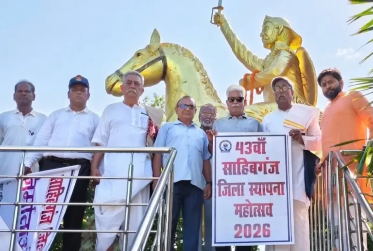 वीर कुंवर सिंह के प्रतिमा पर माल्यार्पण के दौरान ली गई तस्वीर