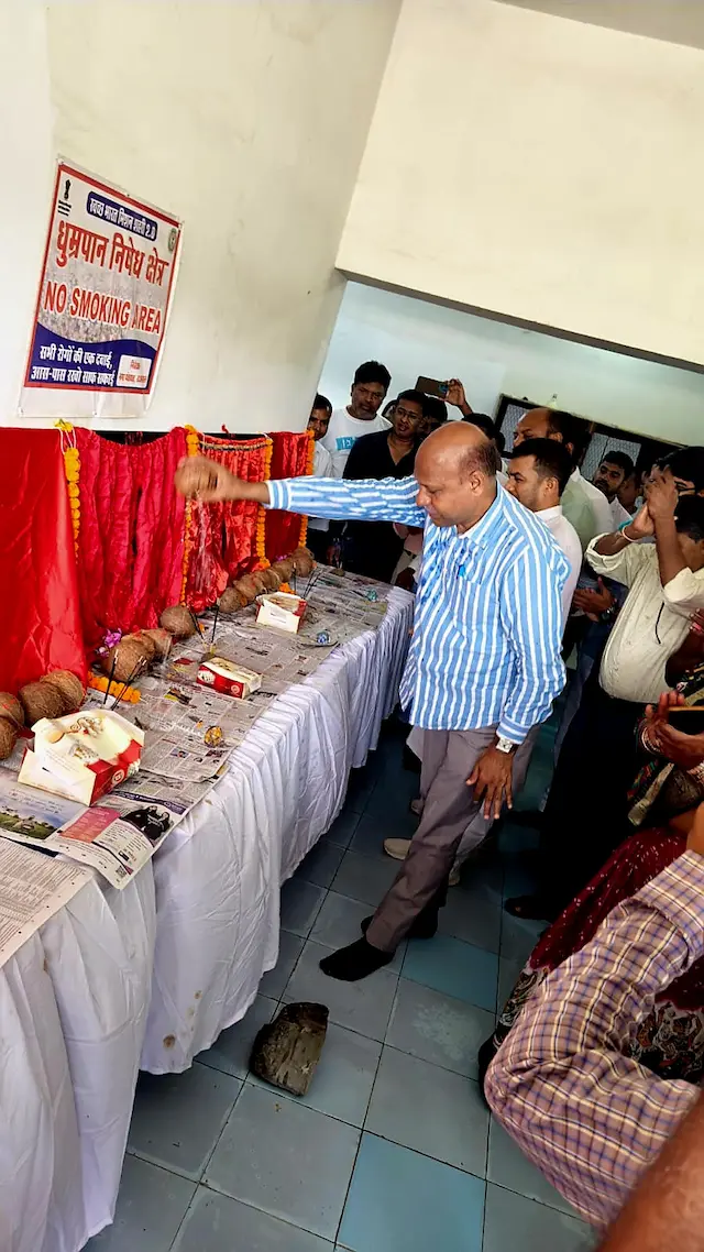 शिलान्यास करते विधायक एवं मौजूद अन्य