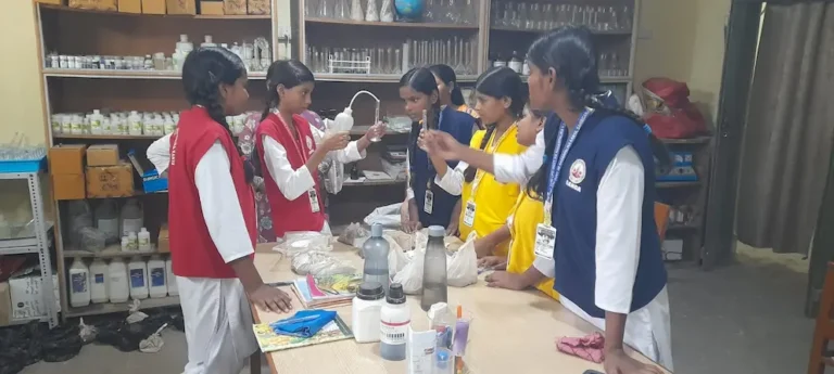 प्रयोगशाला में मौजूद छात्राएं