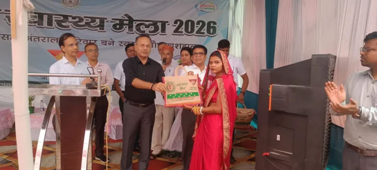 नई पहल-किट वितरण करते डीडीसी व सीएस एवं मौजूद अन्य