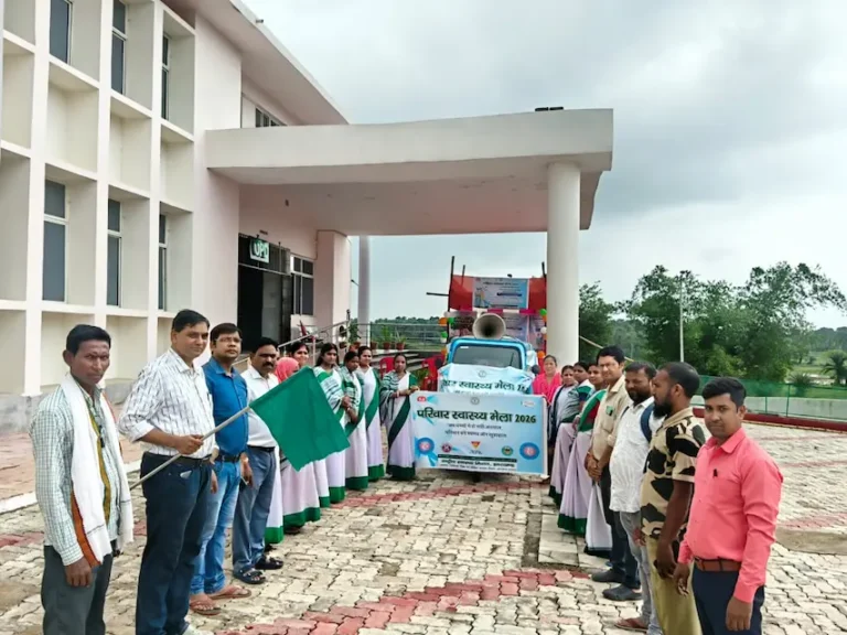 जागरूकता रथ को रवाना करते चिकित्सा पदाधिकारी व अन्य